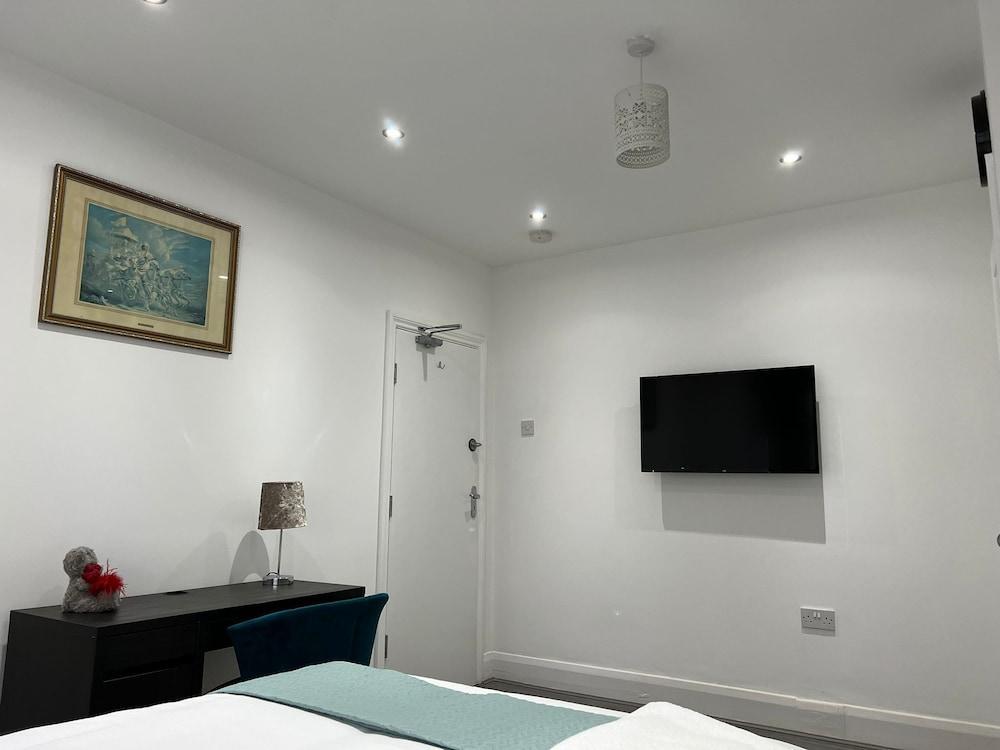 Inviting 2-bed Apartment in Ilford - Tap to explore photos