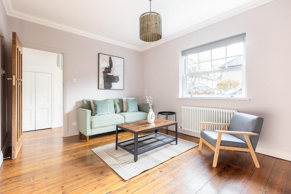 Spacious 3 Bed Flat Putney - Tap to explore photos