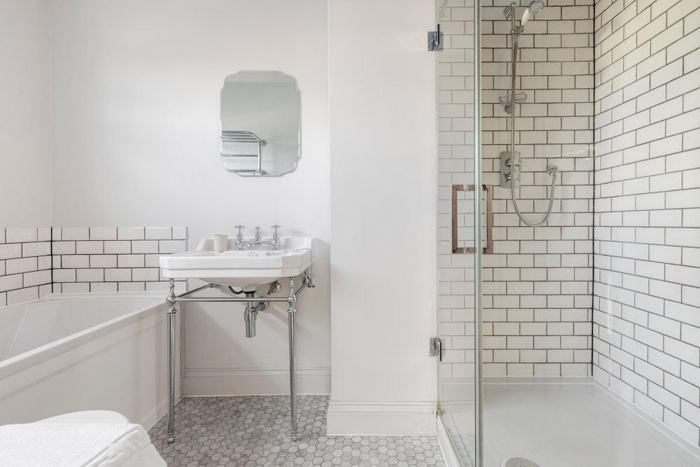 Spacious 3 Bed Flat Putney - Tap to explore photos