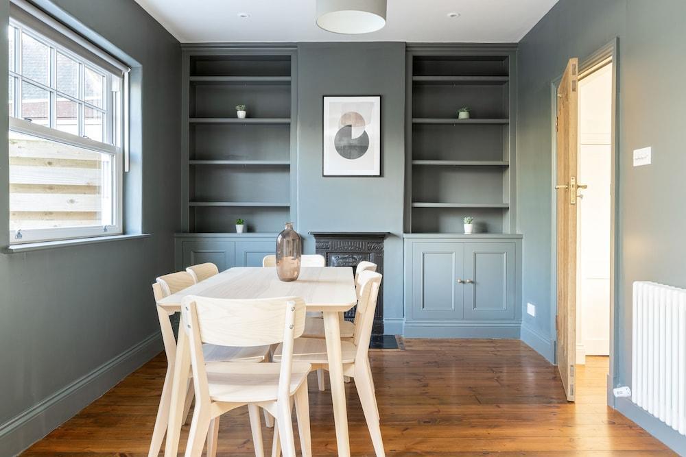 Spacious 3 Bed Flat Putney - Tap to explore photos