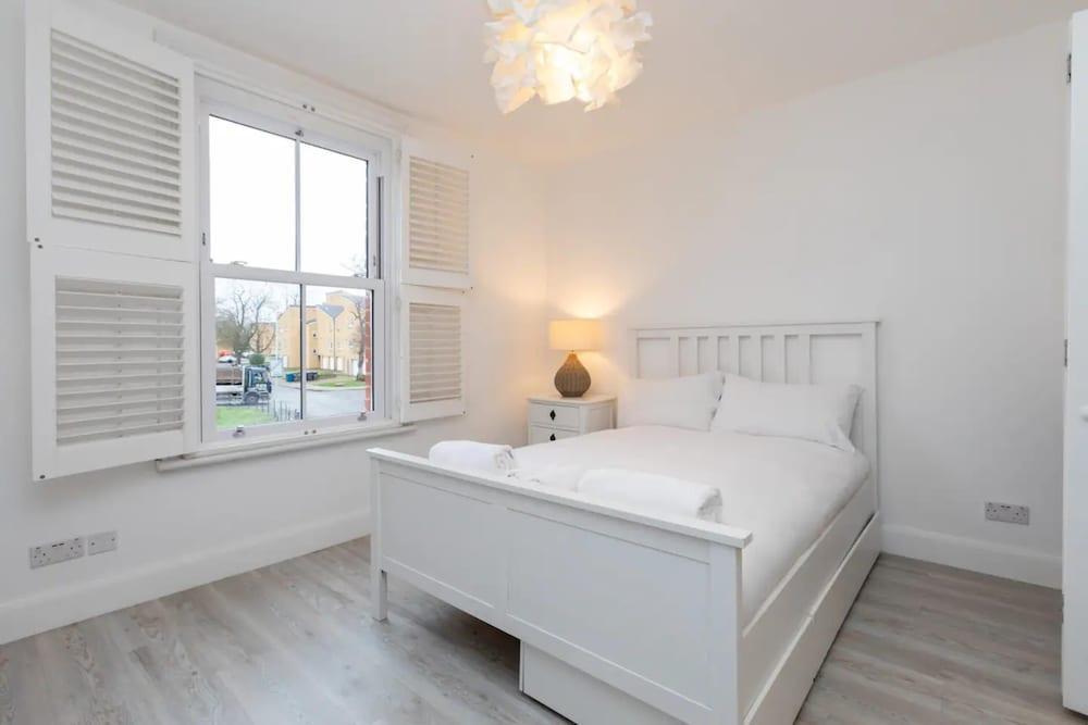 Stunning 3 Bed House - Tap to explore photos