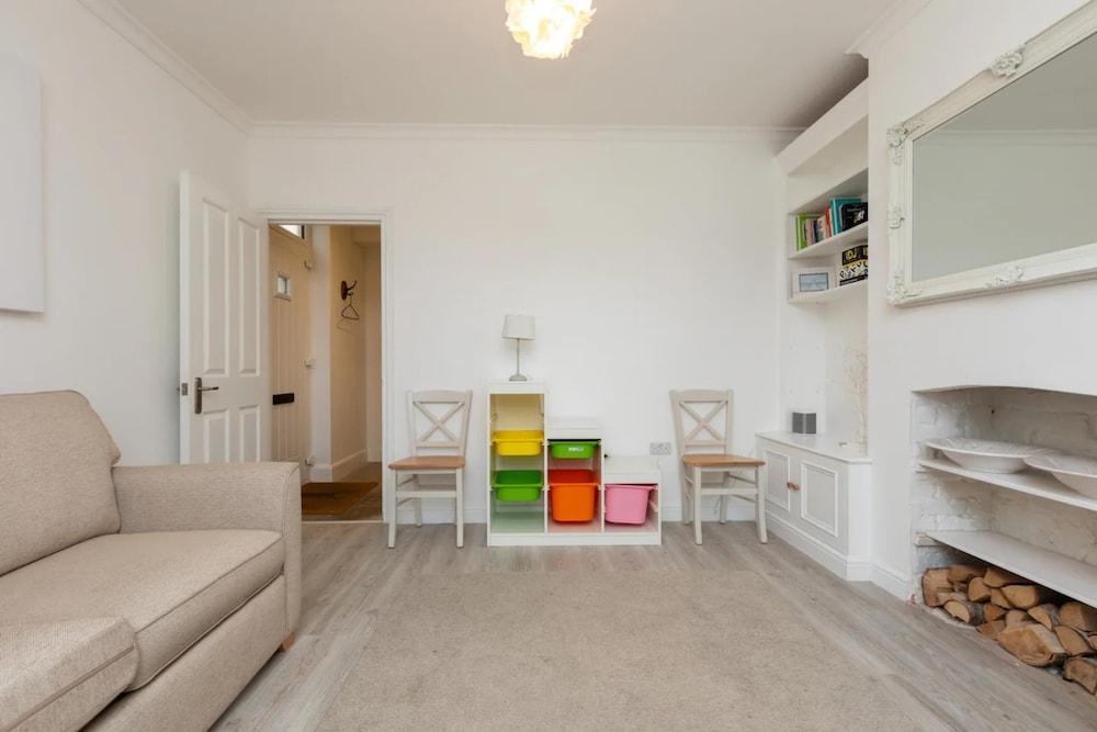 Stunning 3 Bed House - Tap to explore photos