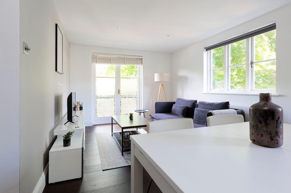 The Fulham Penthouse - Tap to explore photos