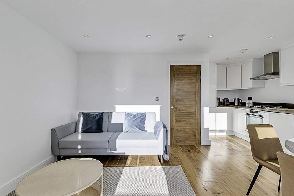 Chic Chiswick Apartment - Tap to explore photos