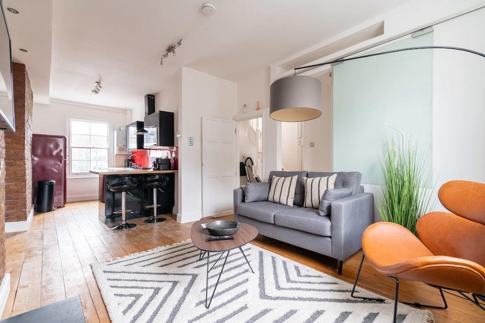 Stylish Kings-cross Maisonette - Tap to explore photos