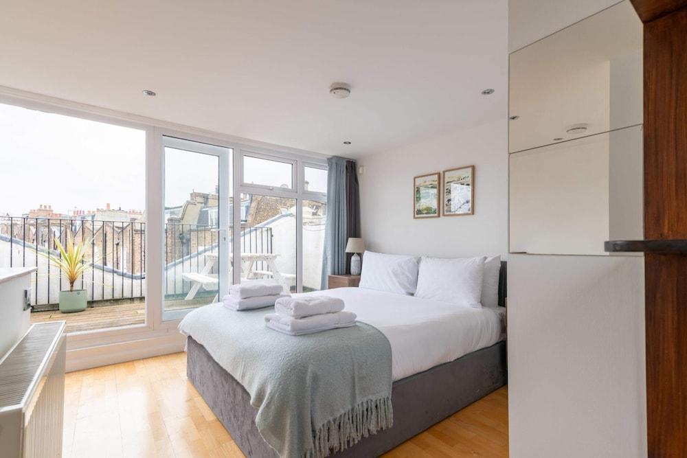 Stylish Kings-cross Maisonette - Tap to explore photos