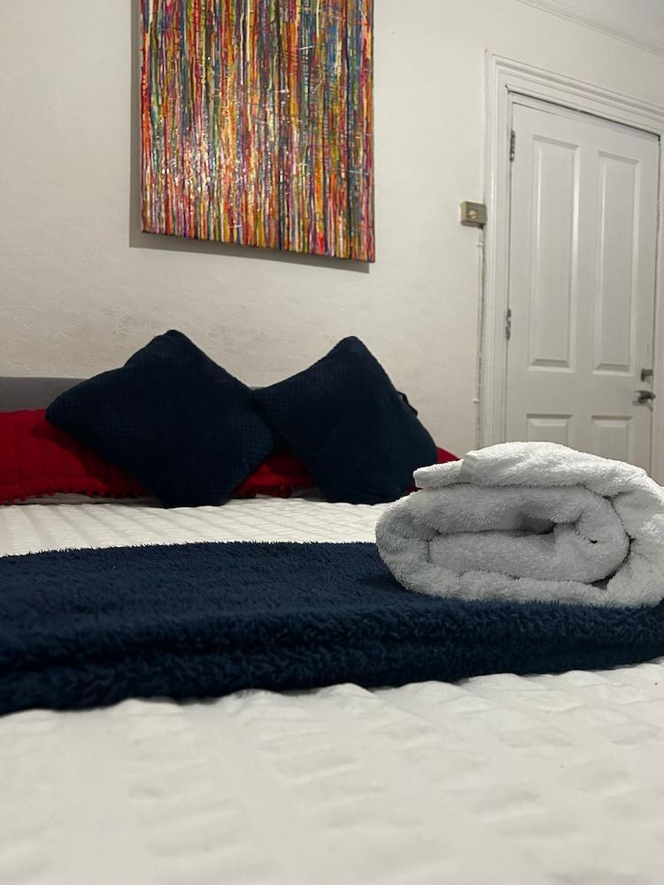 Balham Double Deluxe Room 4 - Tap to explore photos