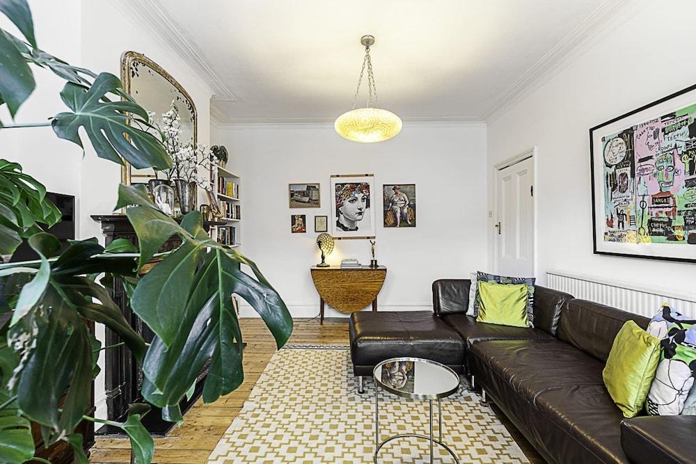 Beautiful Three Bed Abode Near Dollis Hill - Tap to explore photos