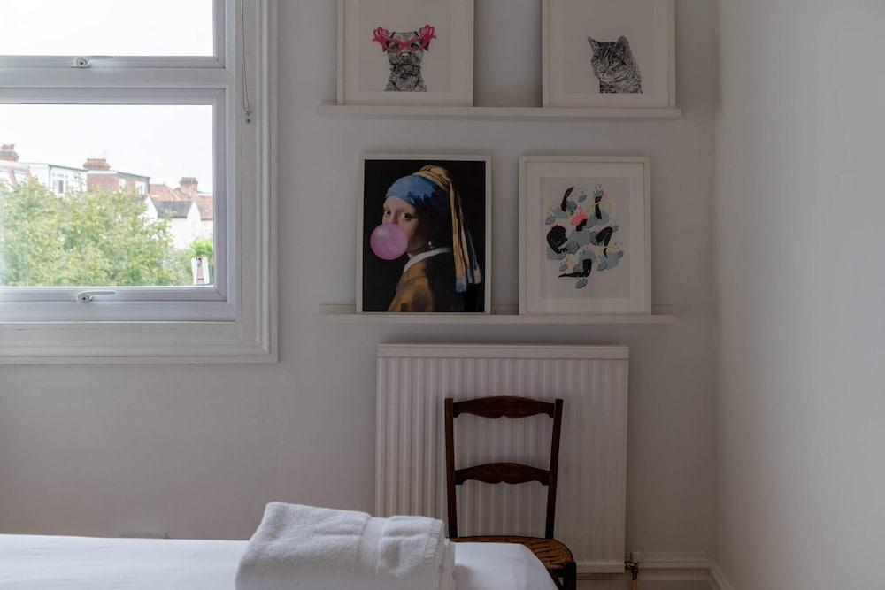 Beautiful Three Bed Abode Near Dollis Hill - Tap to explore photos