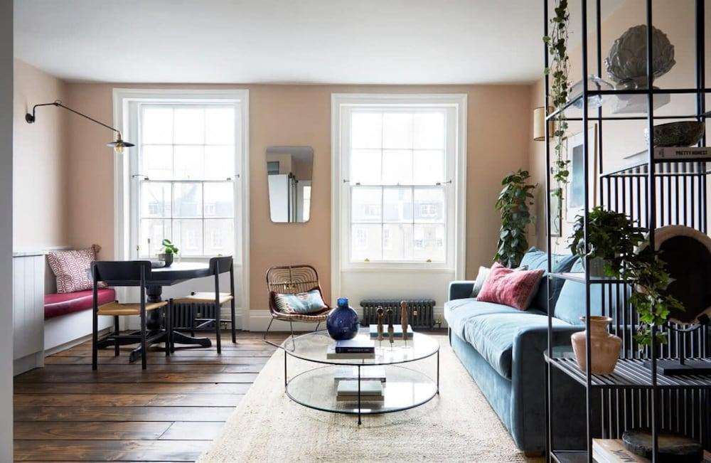Luxurious Apartment - Minutes From Angel Tube St - Tap to explore photos