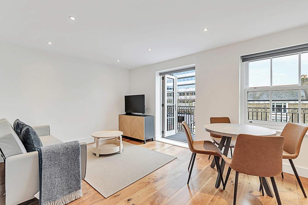 Chiswick Charm: 1 Bed Gem - Tap to explore photos
