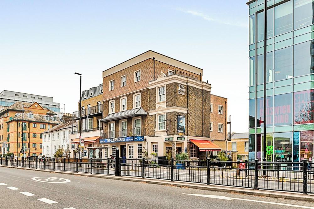 Chiswick Charm: 1 Bed Gem - Tap to explore photos