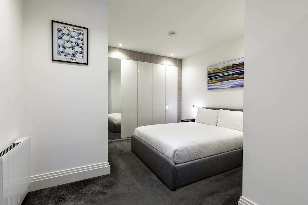 Beautiful One Bed Abode In East Putney - Tap to explore photos
