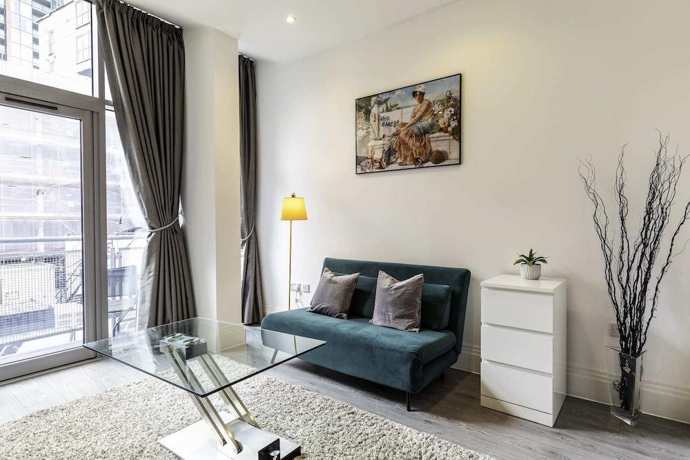 Beautiful One Bed Abode In East Putney - Tap to explore photos
