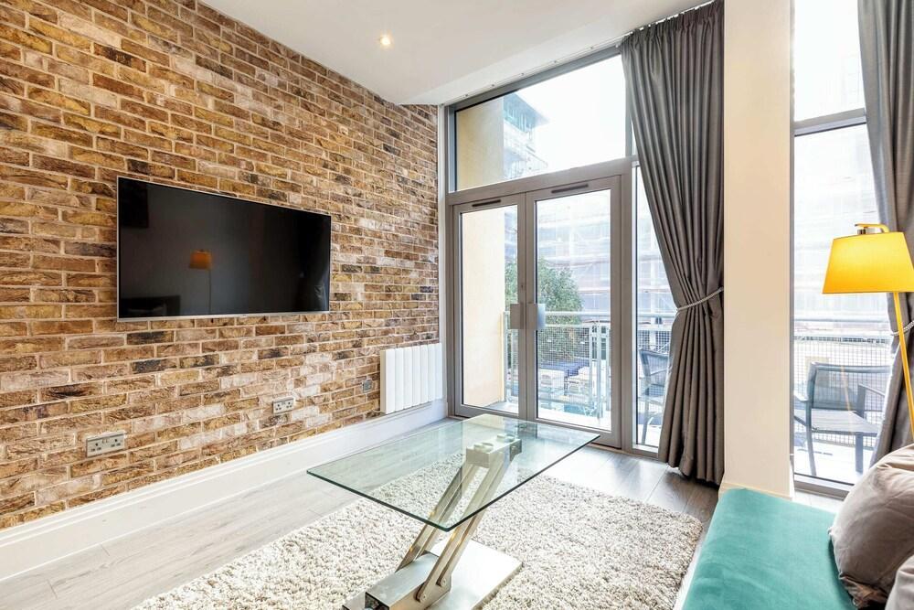 East Putney One Bedroom Gem - Tap to explore photos