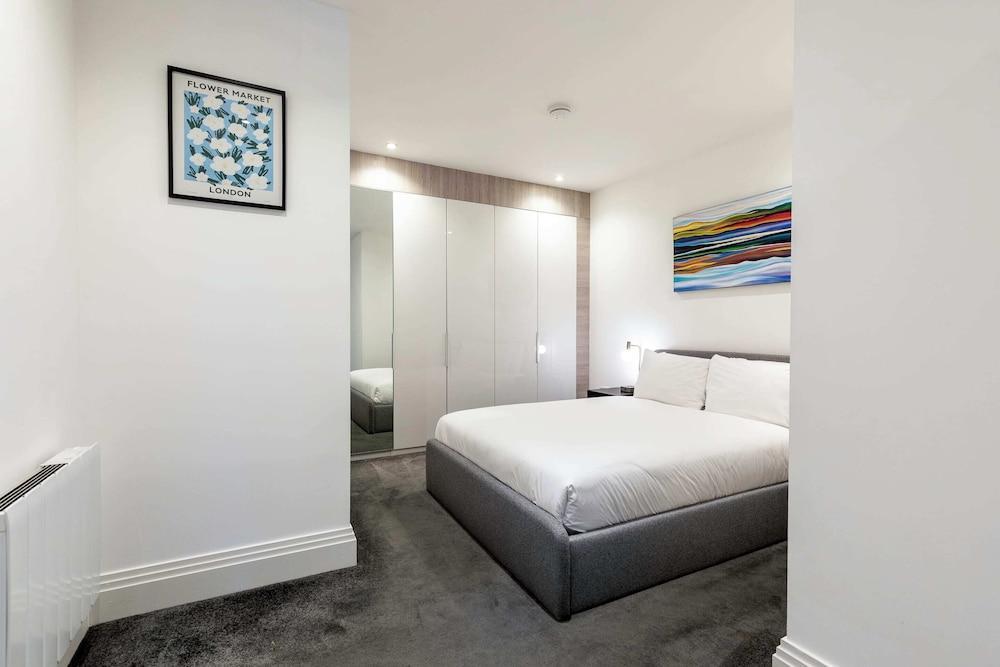 East Putney One Bedroom Gem - Tap to explore photos