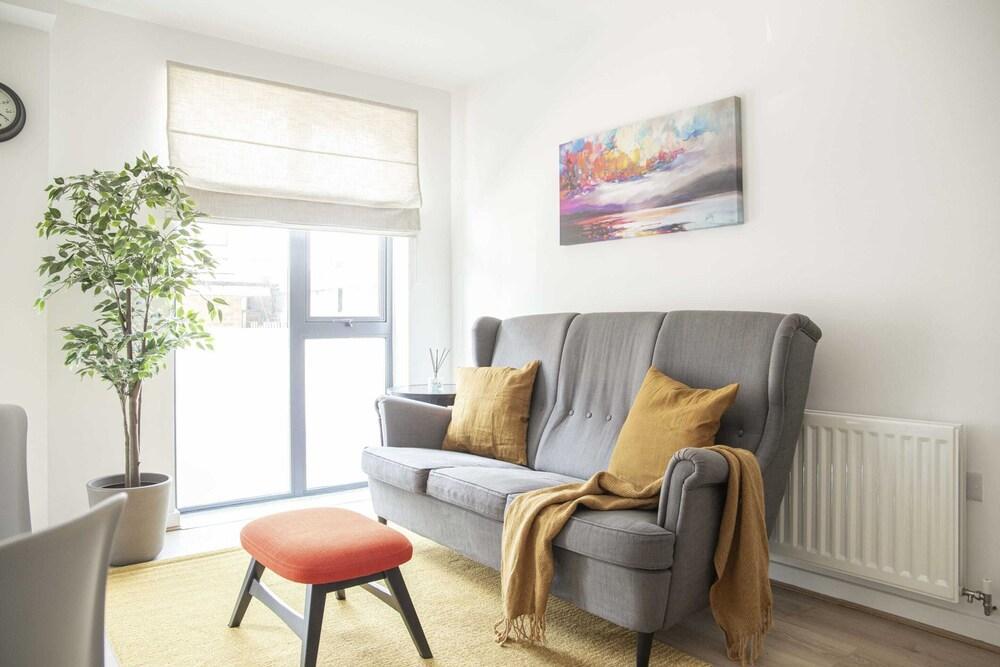 Modern Wandsworth Apartment - Tap to explore photos