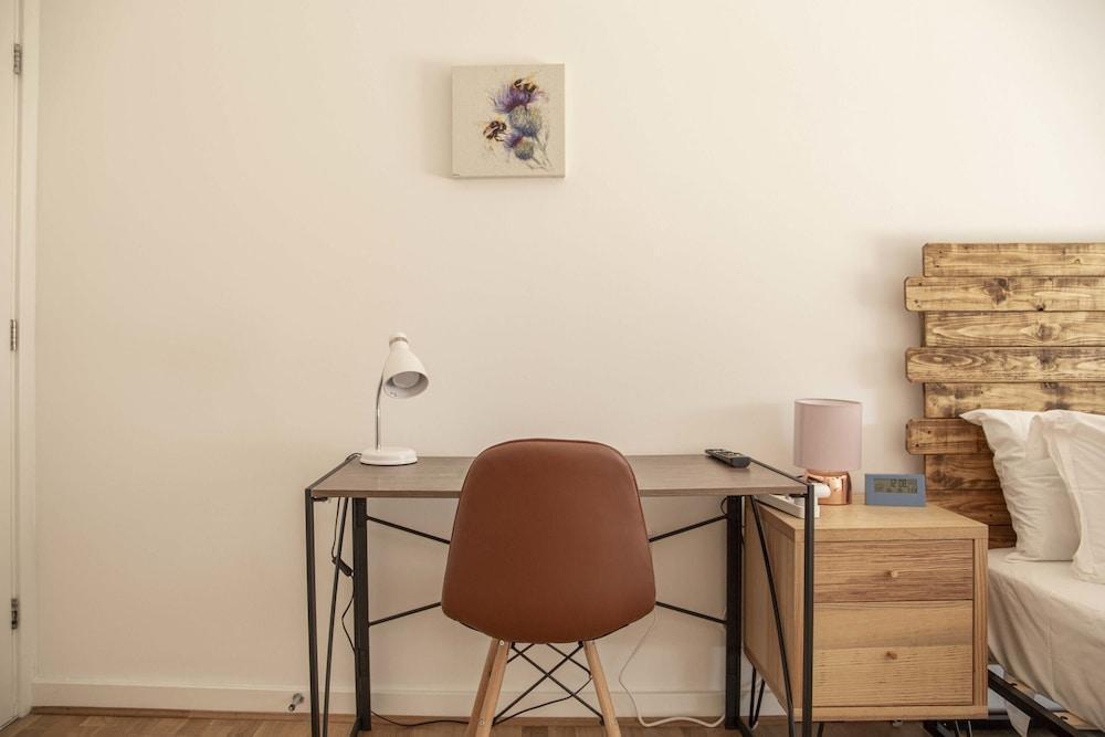 Modern Wandsworth Apartment - Tap to explore photos