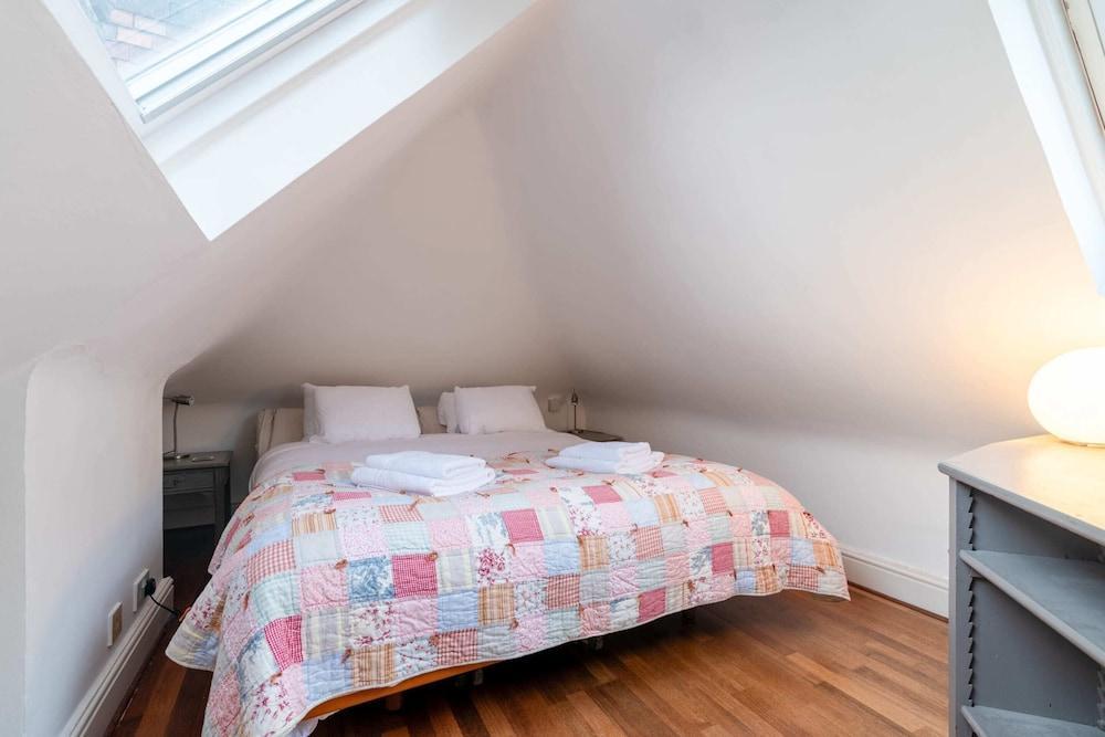 Character Cottage In Historic Hampstead - Tap to explore photos