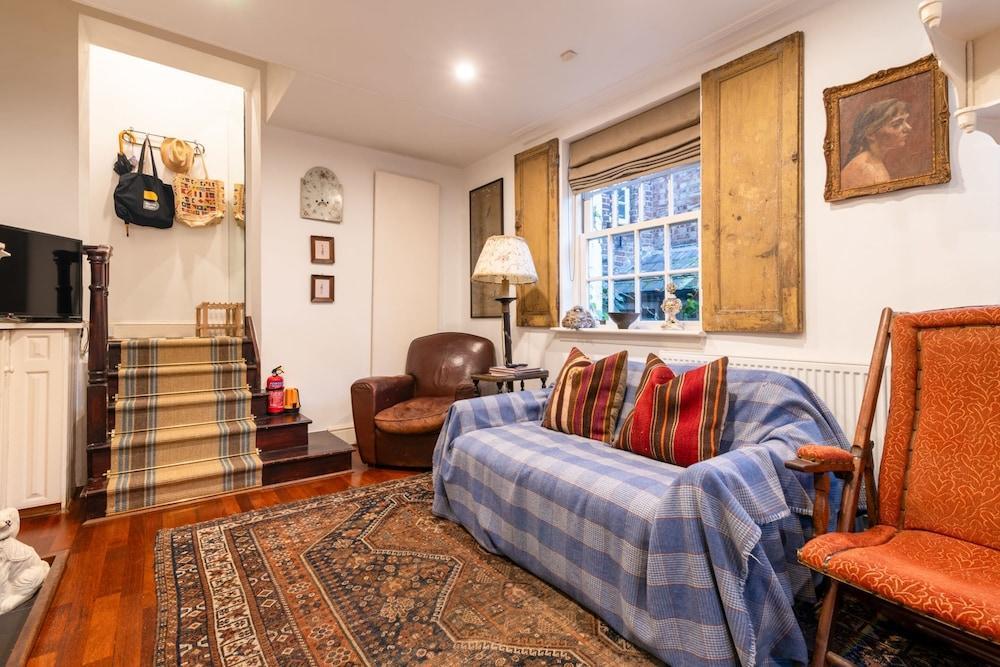 Character Cottage In Historic Hampstead - Tap to explore photos