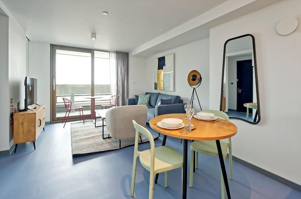 Deluxe One-bedroom Apartment in Poplar - Tap to explore photos