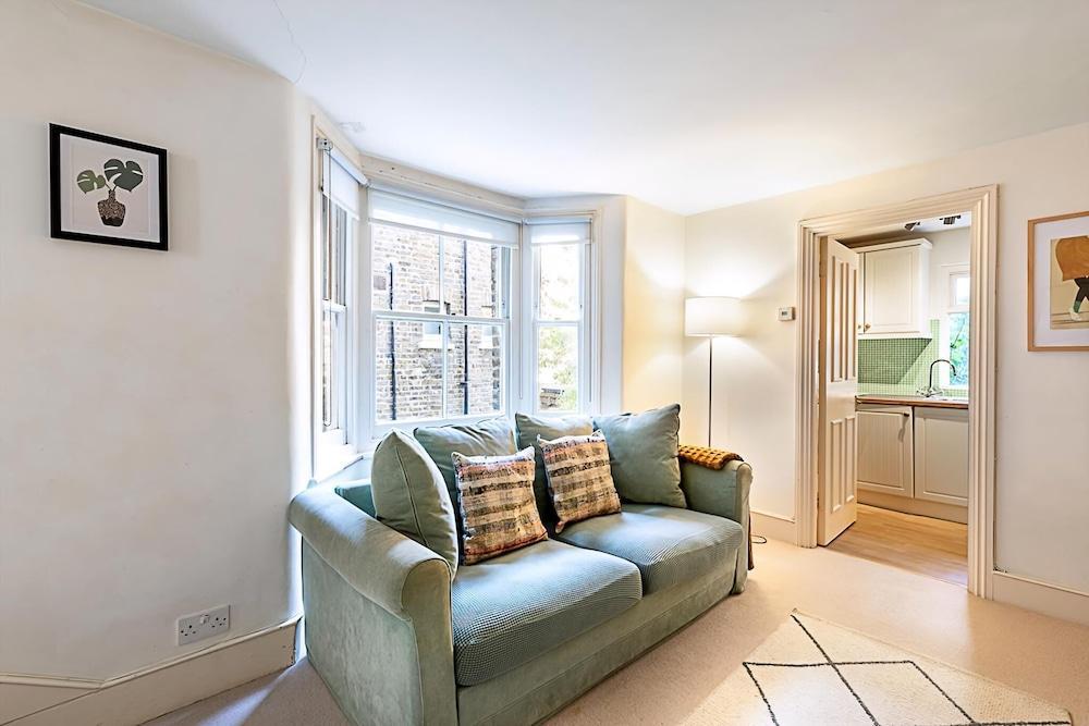 Cosy Flat in Battersea Park - Tap to explore photos