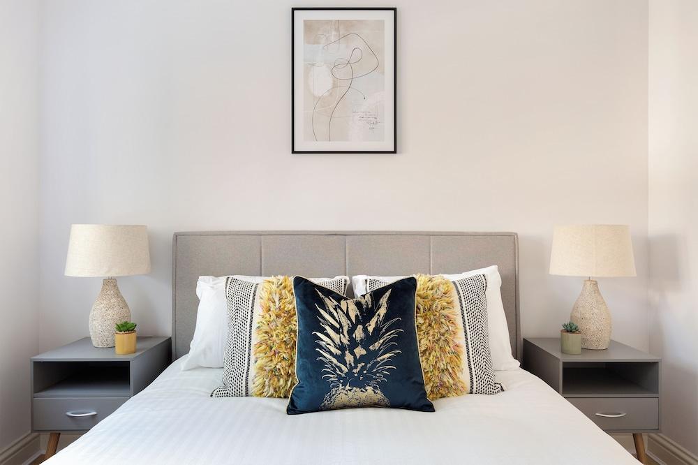 Comfortable 2 Bed Apartment by Tower Bridge - Tap to explore photos