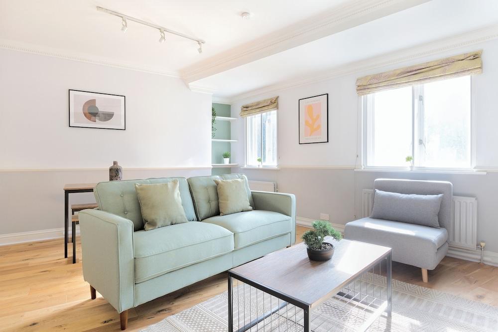 Comfortable 2 Bed Apartment by Tower Bridge - Tap to explore photos