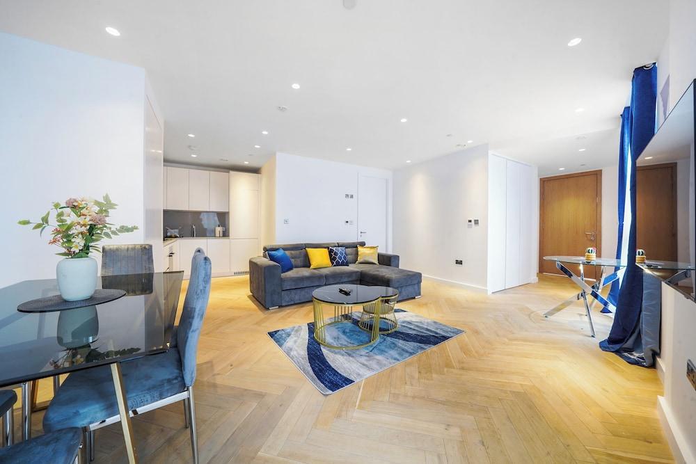Charming Zurich Apartment in London - Tap to explore photos