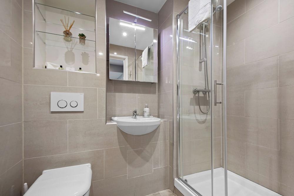 Chic and Modern Flats in Hoxton, Shoreditch - Tap to explore photos