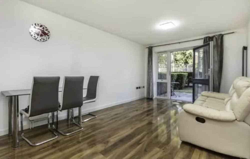Cosy Feltham Apartment With 2 Bedrooms - Tap to explore photos