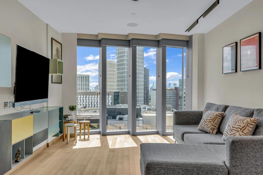 Modern 1 Bedroom Apartment in Stratford - Tap to explore photos