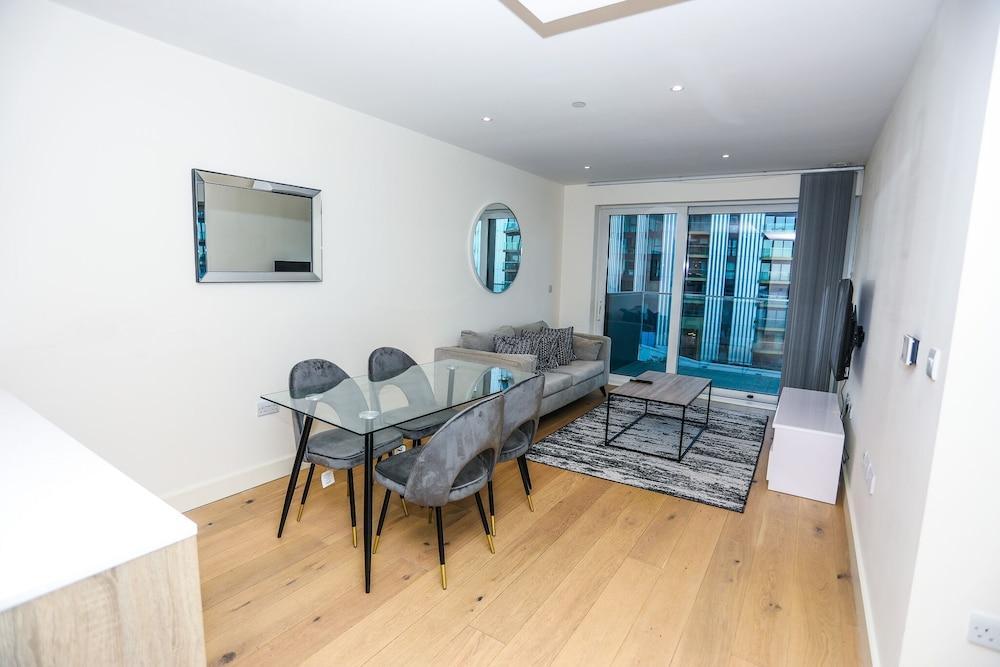 Docklands Stunning 2 bed Apartment London - Tap to explore photos