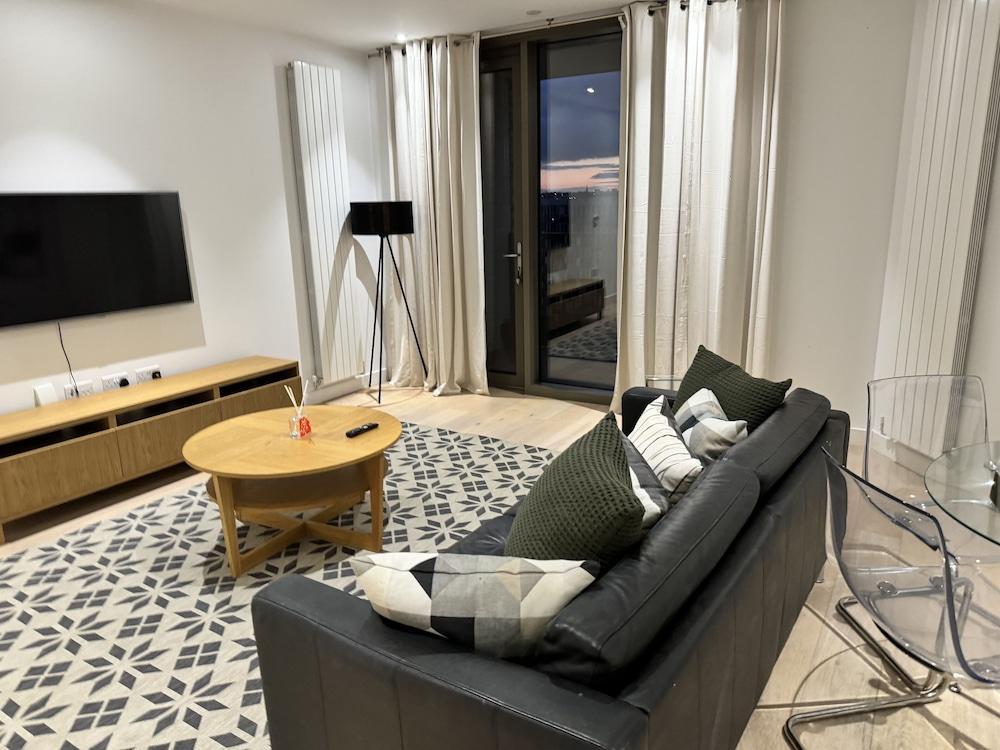 Docklands Stunning 2 bed Apartment London - Tap to explore photos