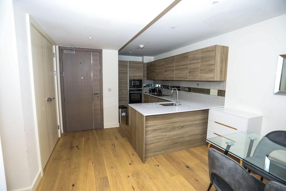 Docklands Stunning 2 bed Apartment London - Tap to explore photos