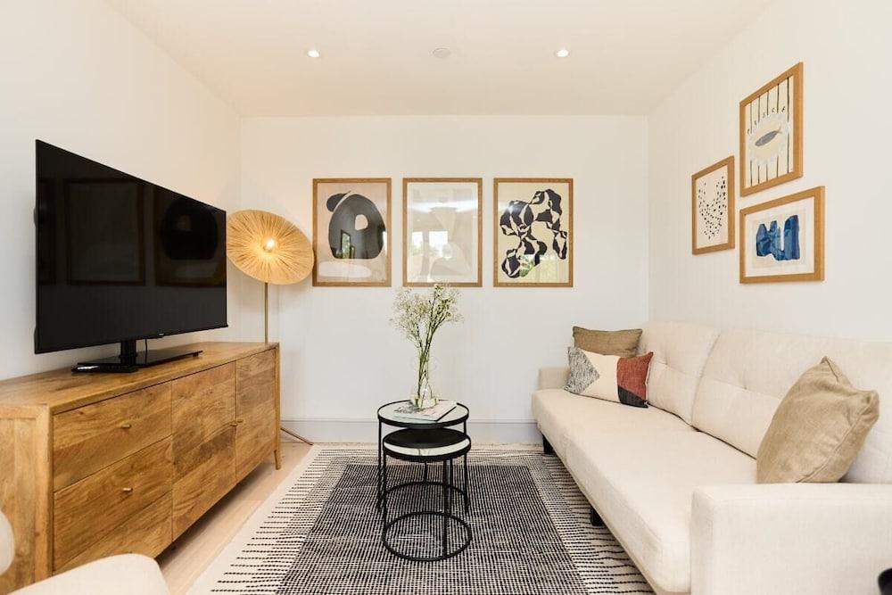 The South Wimbledon Hideout - Fancy 1bdr Flat With Balcony - Tap to explore photos
