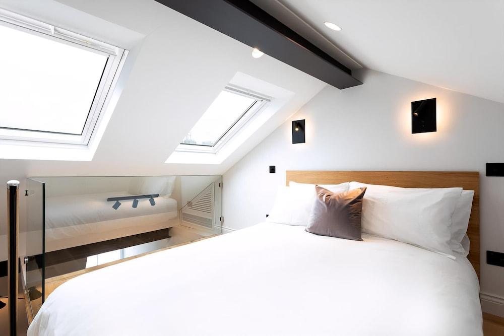 Coleherne Road Residence IX - Tap to explore photos