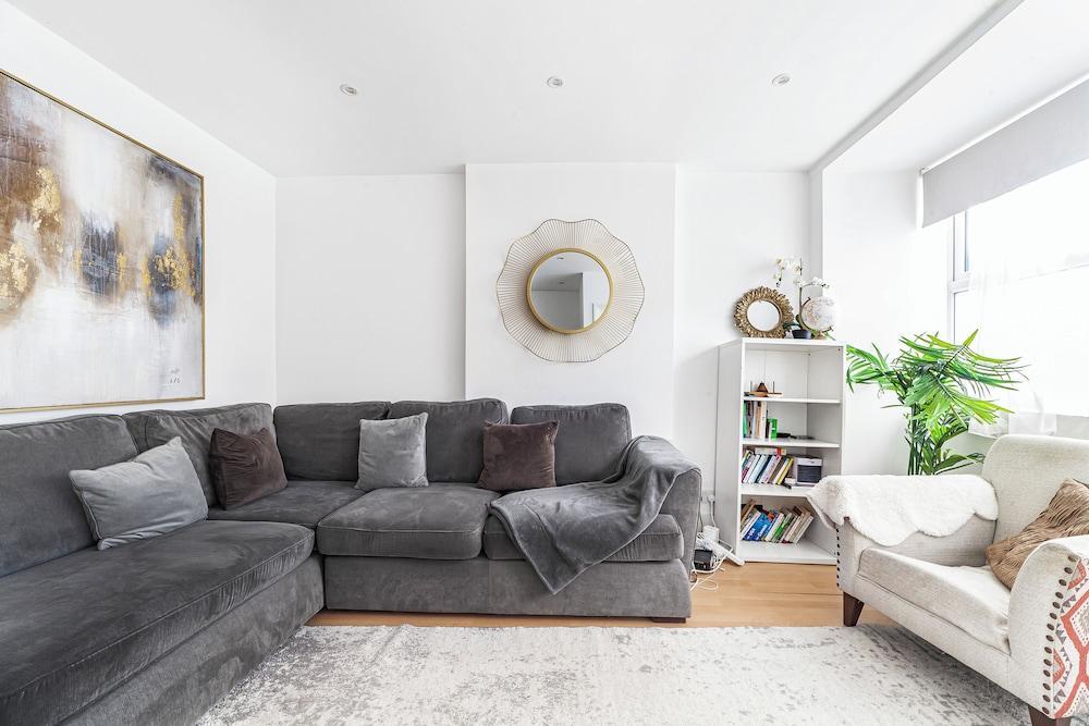 Spacious & Chic 3bed House in London - Tap to explore photos