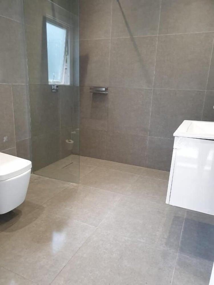 Balham South Lndn Spacious Guest House 2 - Tap to explore photos