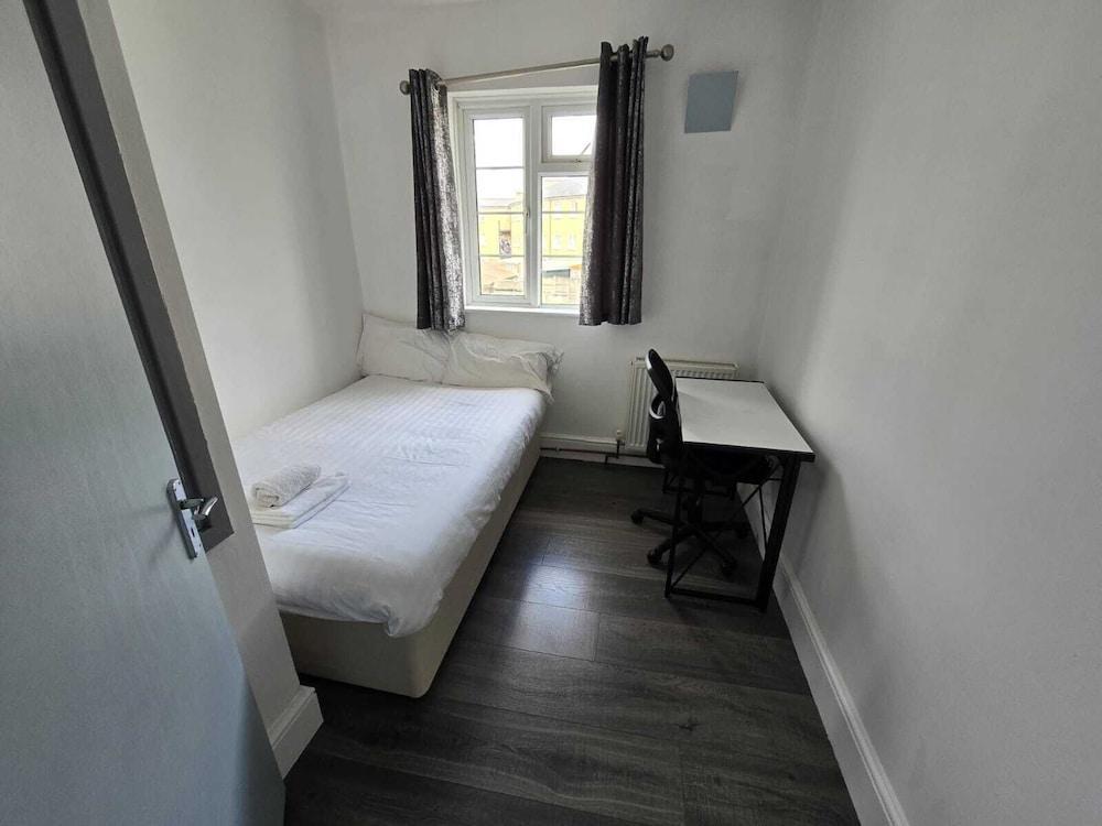 Room in Guest Room - Limehouse Townhomes Modern Spacious Double Room - Tap to explore photos