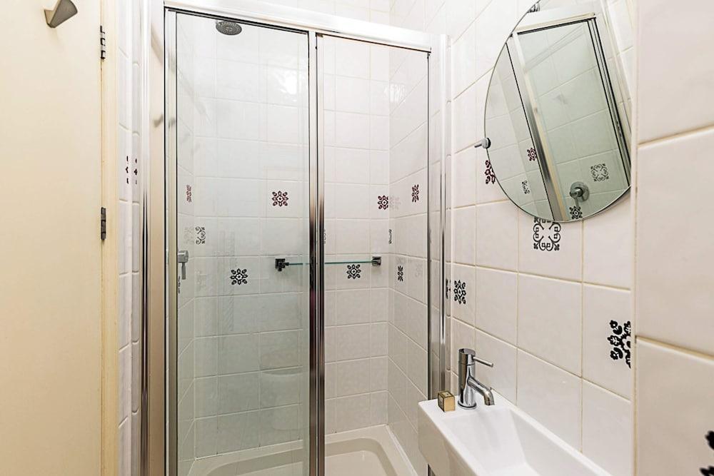 Charming One-bedroom Gem in Earls Court - Tap to explore photos