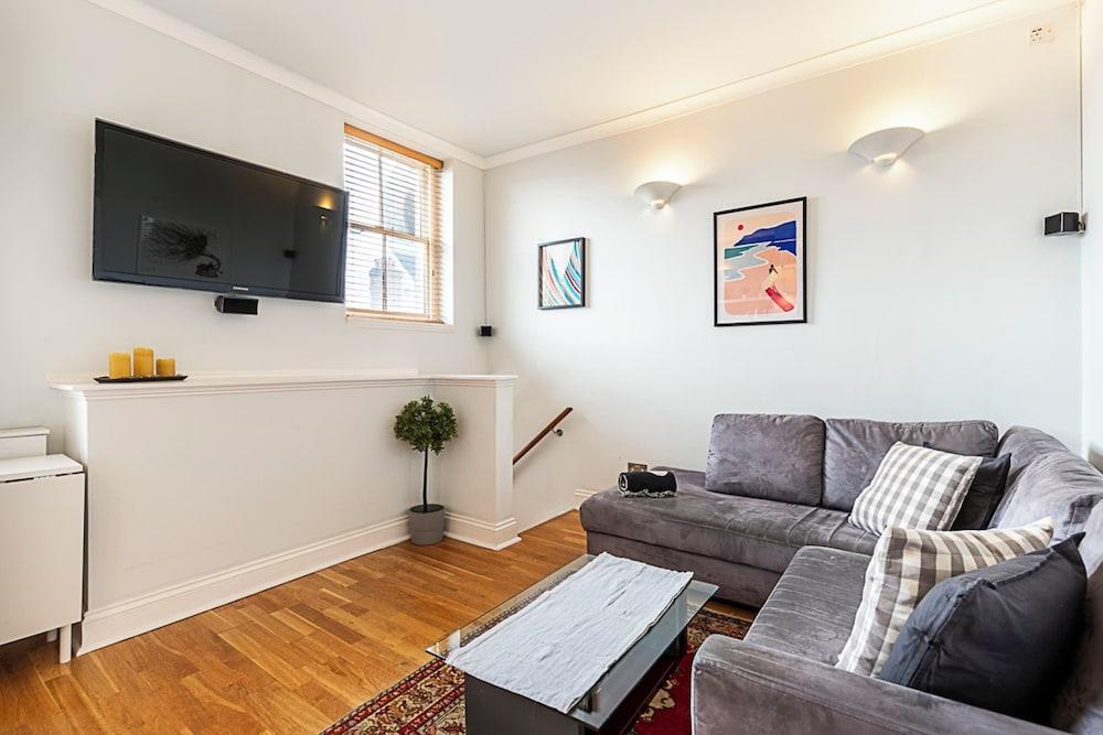 Charming One-bedroom Gem in Earls Court - Tap to explore photos