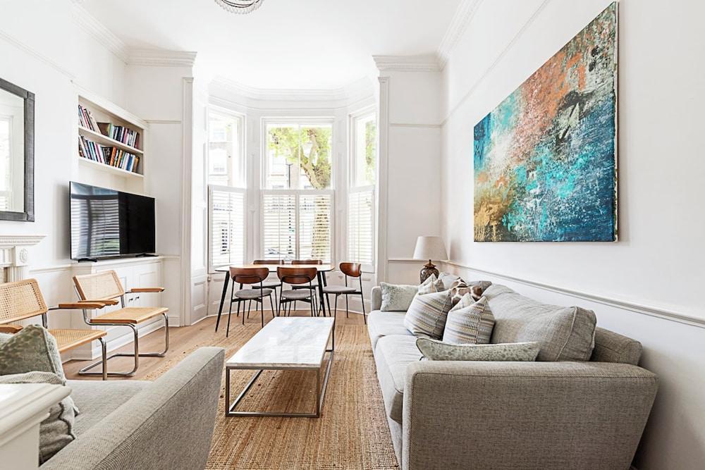 Bright Home Near Little Venice - Tap to explore photos