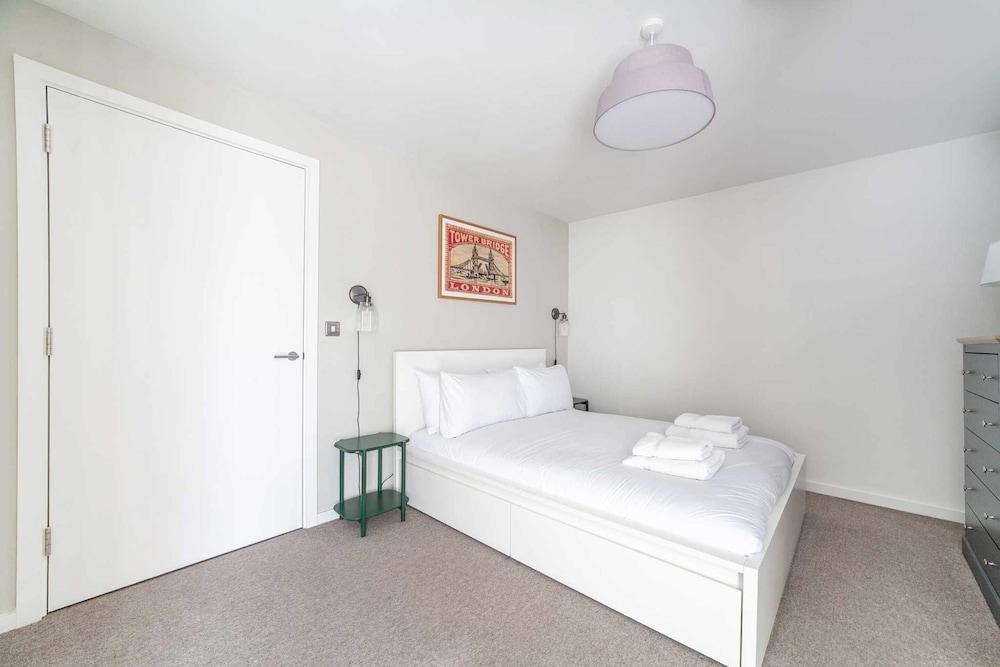 Cosy East London Retreat - Tap to explore photos