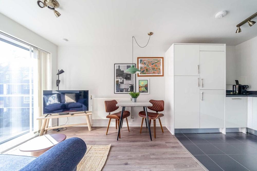 Cosy East London Retreat - Tap to explore photos