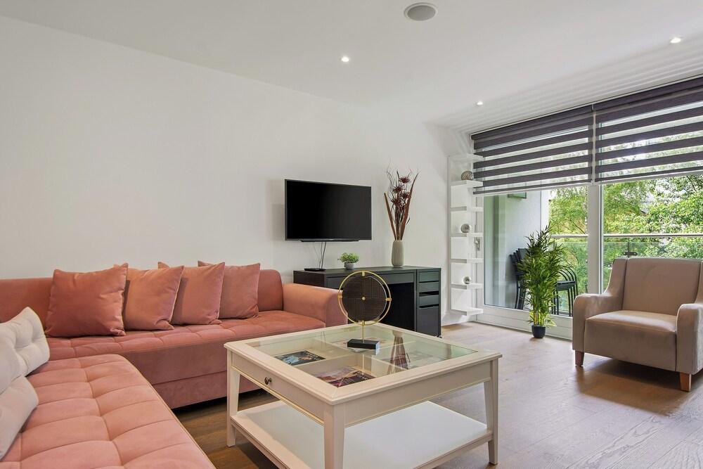 Spacious 3 Bed Apartment in Angel - Tap to explore photos
