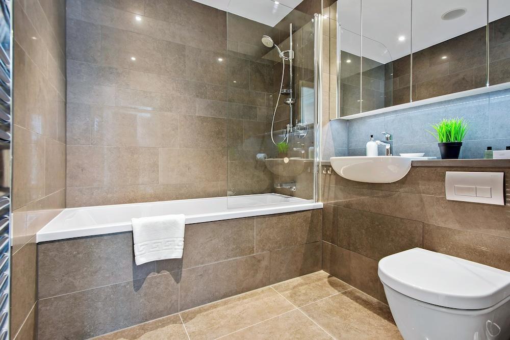 Spacious 3 Bed Apartment in Angel - Tap to explore photos