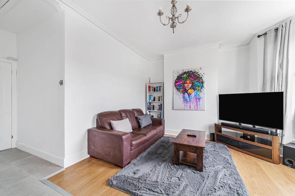 Bright West Ealing Abode - Tap to explore photos