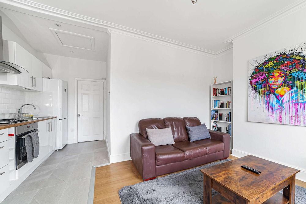 Bright West Ealing Abode - Tap to explore photos