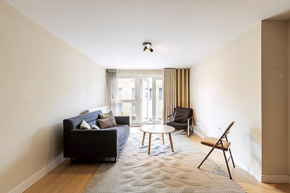 City Relay Sleek Apartment in Belgravia - Tap to explore photos